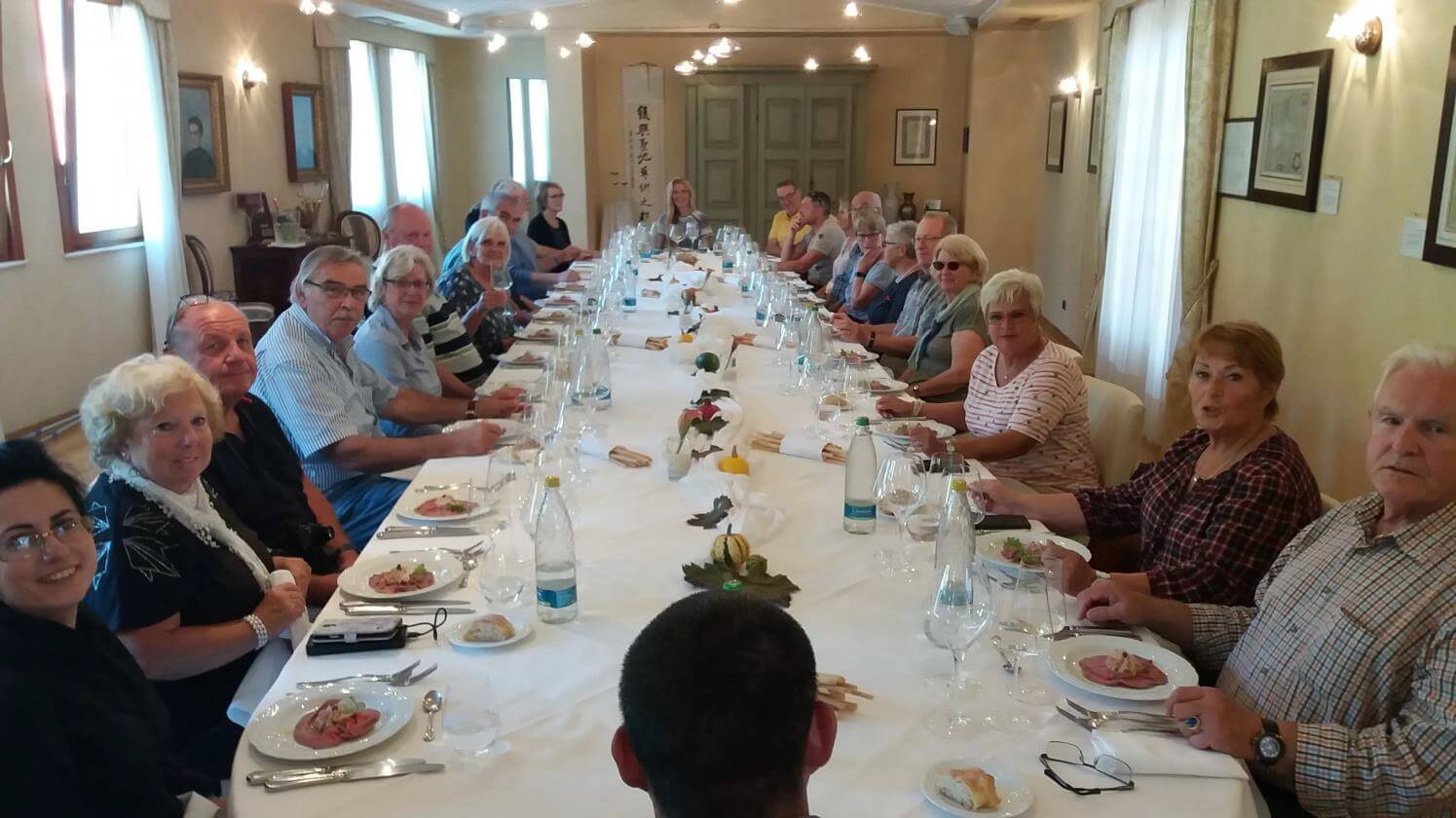 Gedeckter Tisch in der Weinkellerei „Marchesi di Barolo“