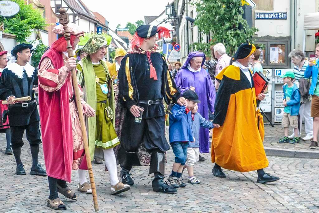 06 die Bürger aus Lambrecht kommen nach Deidesheim